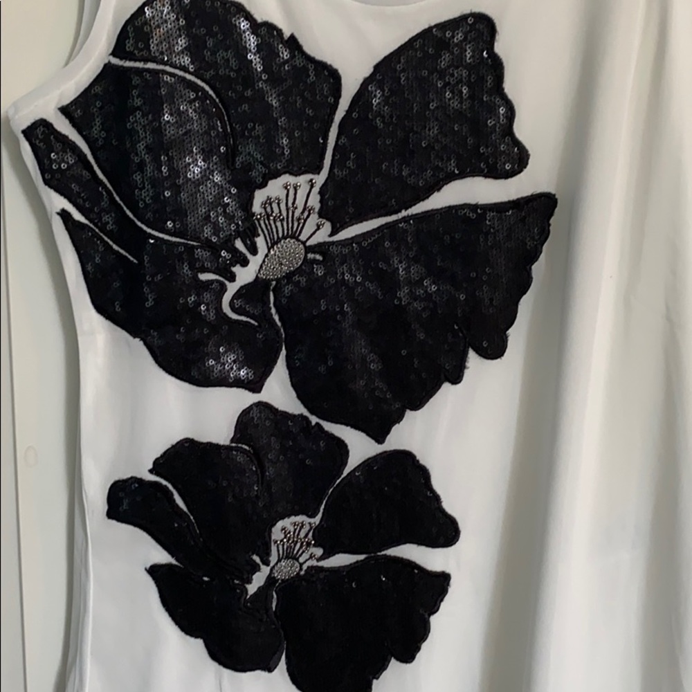 White House Black Market NWT appliqué emb sl top - Picture 2 of 3